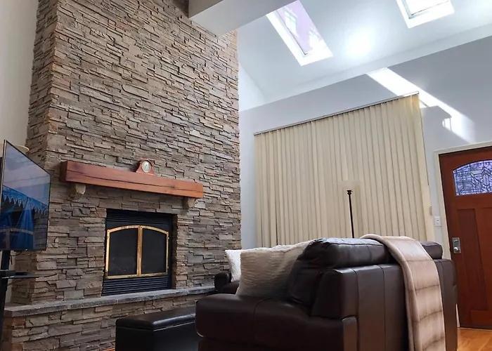 Full Loft-Style Apartment Near Omni